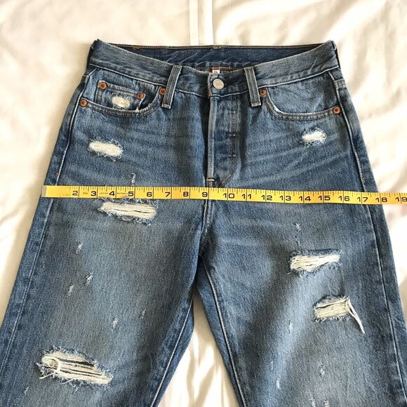 LEVI'S Women’s 26 X 28 The Wedgie Ankle Jeans Distressed Button Fly Style 22861 - Picture 9 of 11